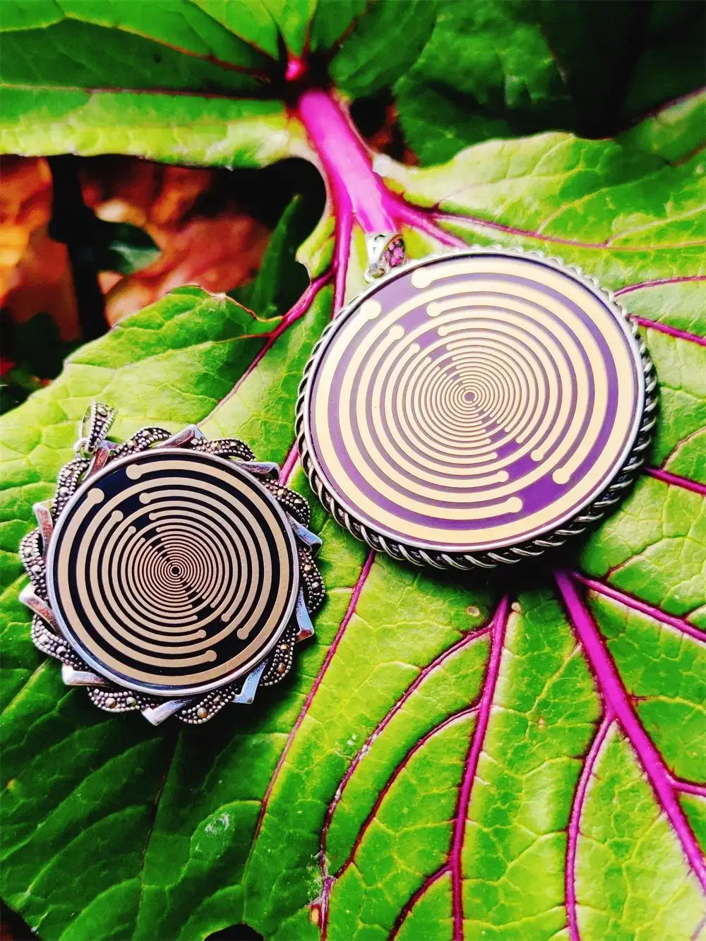 Polarizing disc necklace Multi-frequency oscillator Magnetic field Electromagnetic antenna Body protection pendant
Polarizing disc necklace Multi-frequency oscillator Magnetic field Electromagnetic antenna Body protection pendant