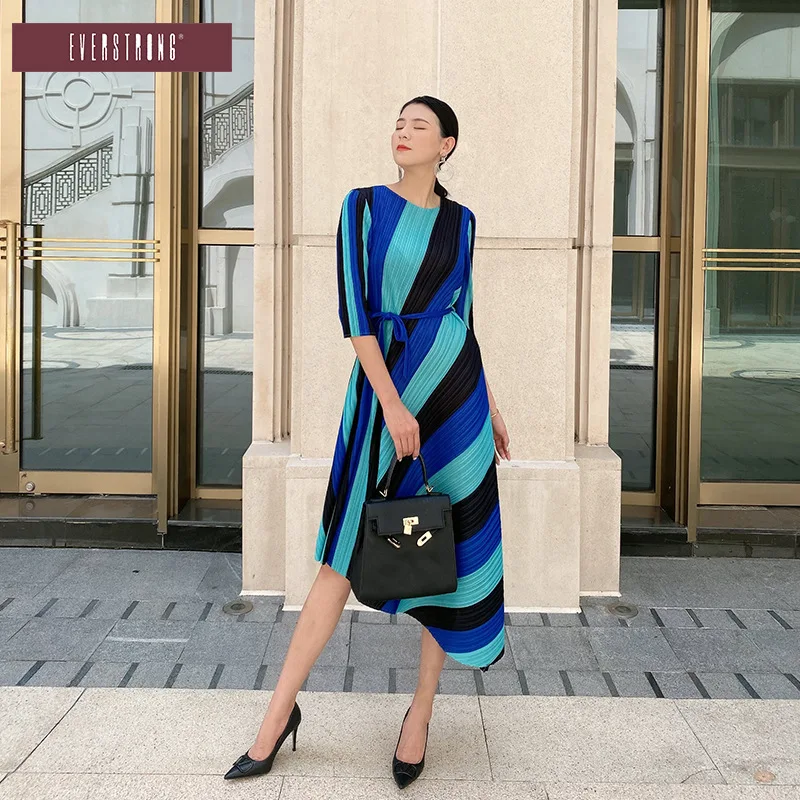 Pleated Long Skirt for Women, Round Neck, Thin and Lace, Color Matching Blue Patchwork, Irregular Dress, Autumn, New Temperament
Pleated Long Skirt for Women, Round Neck, Thin and Lace, Color Matching Blue Patchwork, Irregular Dress, Autumn, New Temperament