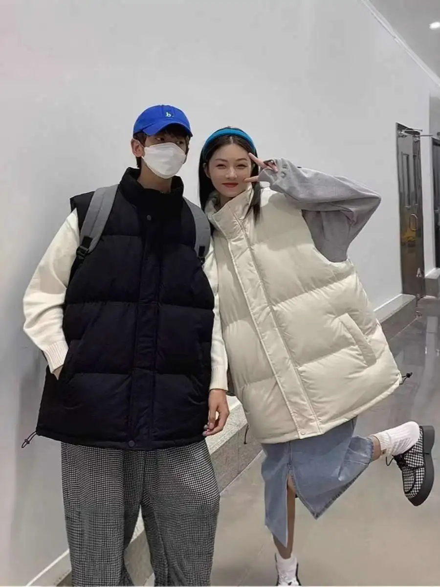 Модный свободный пуховый жилет для весны и осени, новая простая универсальная верхняя одежда из полиэфирного волокна, белый пух.
Модный свободный пуховый жилет для весны и осени, новая простая универсальная верхняя одежда из полиэфирного волокна, белый пух.