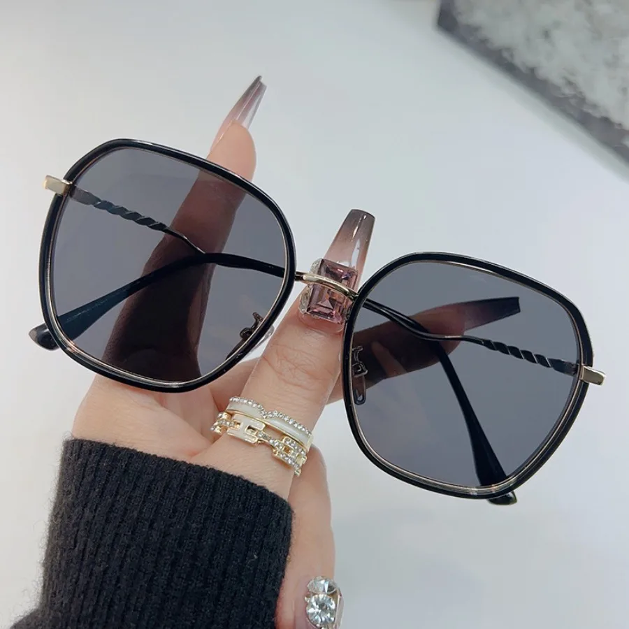 2025 New Women's UV400 Polarized Sunglasses - Retro Lightweight Metal Frame Driving Eyewear with Anti-Glare Trendy
2025 New Women's UV400 Polarized Sunglasses - Retro Lightweight Metal Frame Driving Eyewear with Anti-Glare Trendy