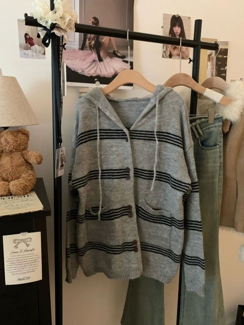 Loose Fit Korean Sle Chic Lazy Stripe Pattern Knitted Hat Sweater Women's Faion Autumn Winter Long Sve Casual Knitwear
Loose Fit Korean Sle Chic Lazy Stripe Pattern Knitted Hat Sweater Women's Faion Autumn Winter Long Sve Casual Knitwear