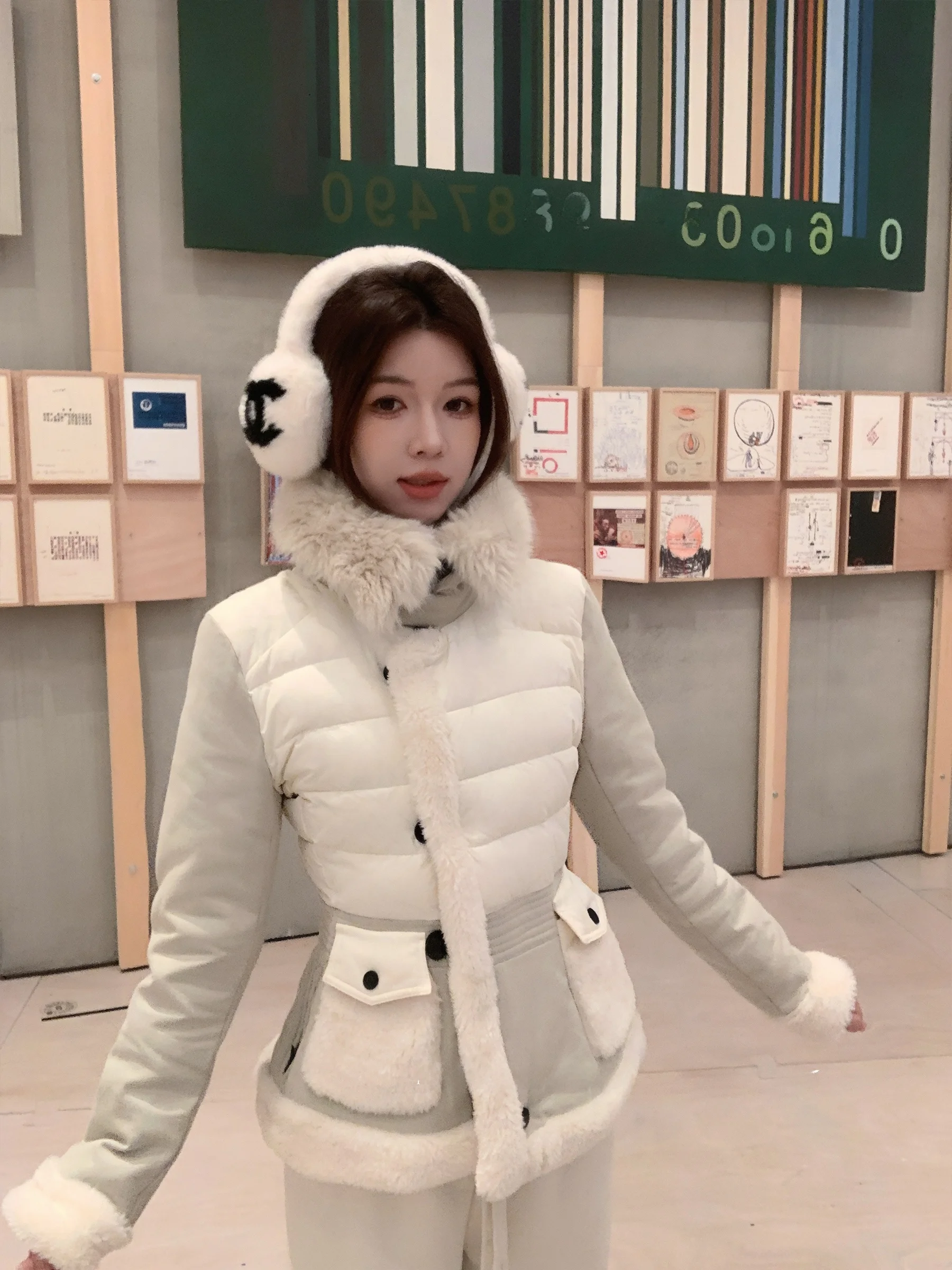 Новая женская модная куртка Sam Seoi осень-зима: утепленная, ветрозащитная, с пэчворком, в национальном стиле, белая, на пуху.
Новая женская модная куртка Sam Seoi осень-зима: утепленная, ветрозащитная, с пэчворком, в национальном стиле, белая, на пуху.