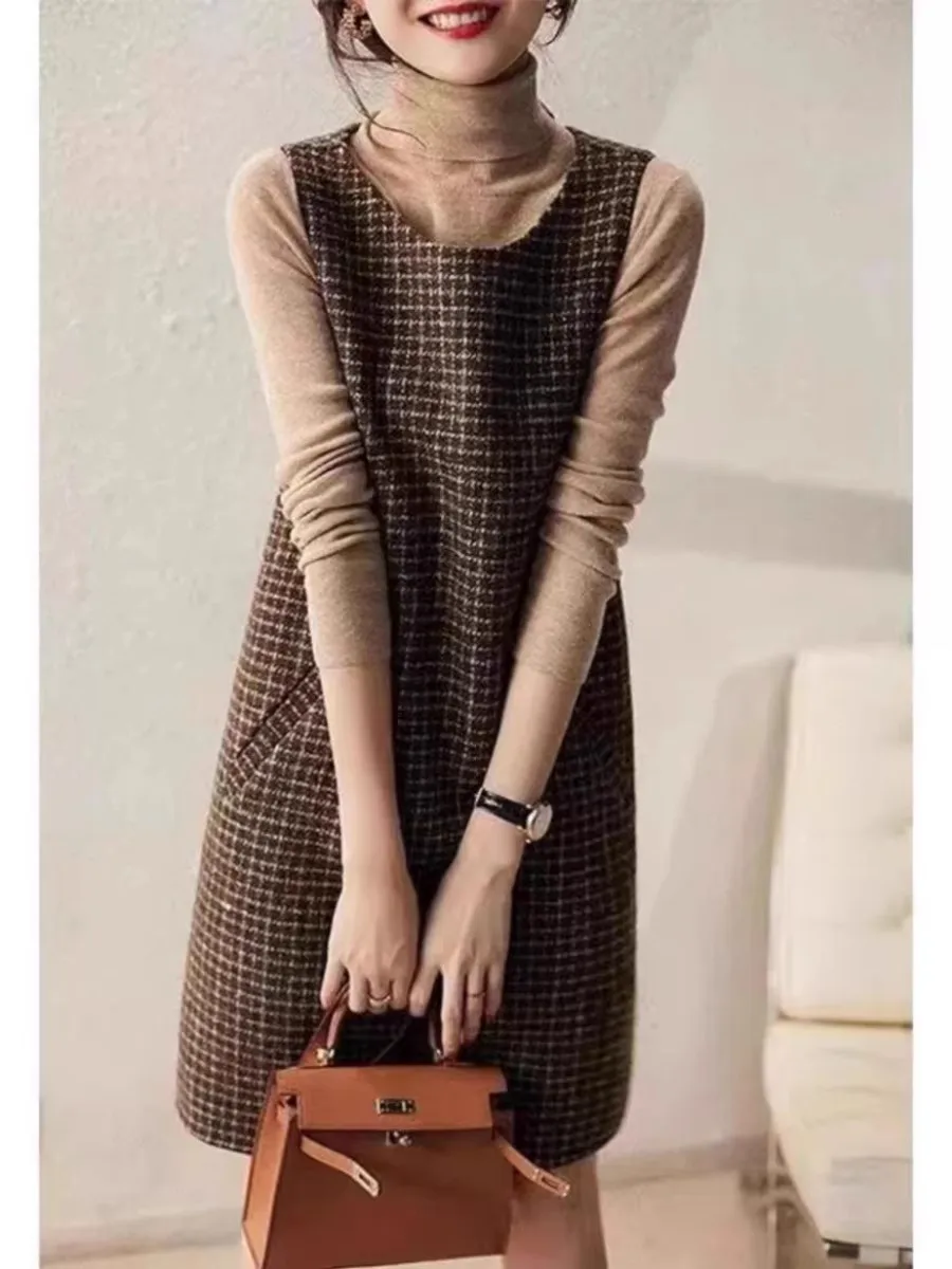 French Style Vintage Women Woolen Mini Dresses 2025 New Winter O-Neck Sleeveless Thick Warm Outerwear Vest Coat
French Style Vintage Women Woolen Mini Dresses 2025 New Winter O-Neck Sleeveless Thick Warm Outerwear Vest Coat