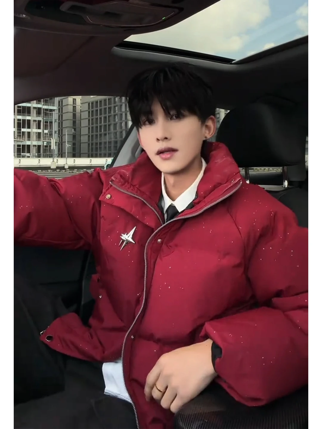 Красная утепленная зимняя куртка из хлопка и пуха для мужчин, свободный крой, воротник-стойка, в американском уличном стиле, теплая верхняя одежда
Красная утепленная зимняя куртка из хлопка и пуха для мужчин, свободный крой, воротник-стойка, в американском уличном стиле, теплая верхняя одежда