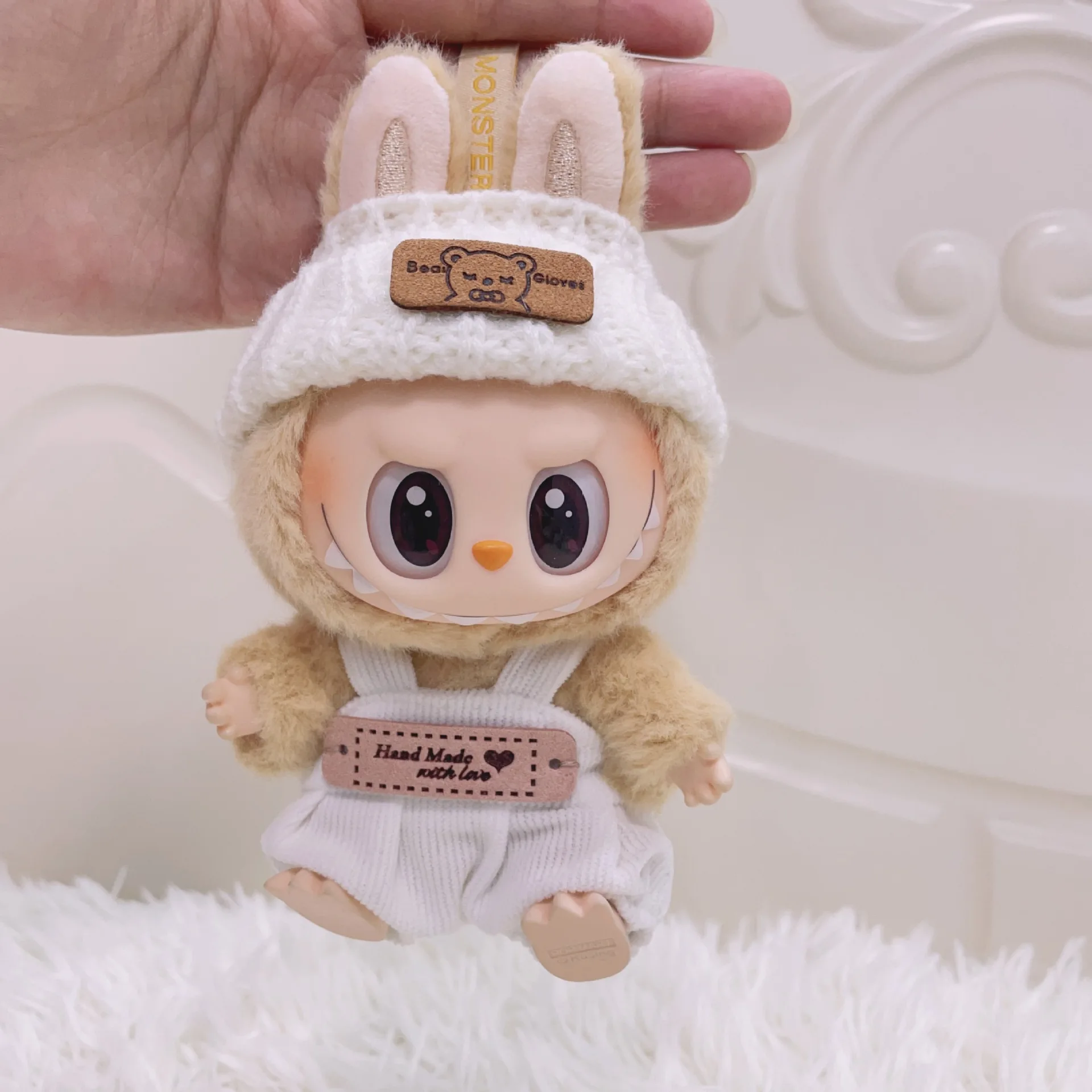 Labubu I II одежда кулон Labubu сидячая детская одежда шляпа с медведем нагрудник брюки милые аксессуары
Labubu I II одежда кулон Labubu сидячая детская одежда шляпа с медведем нагрудник брюки милые аксессуары