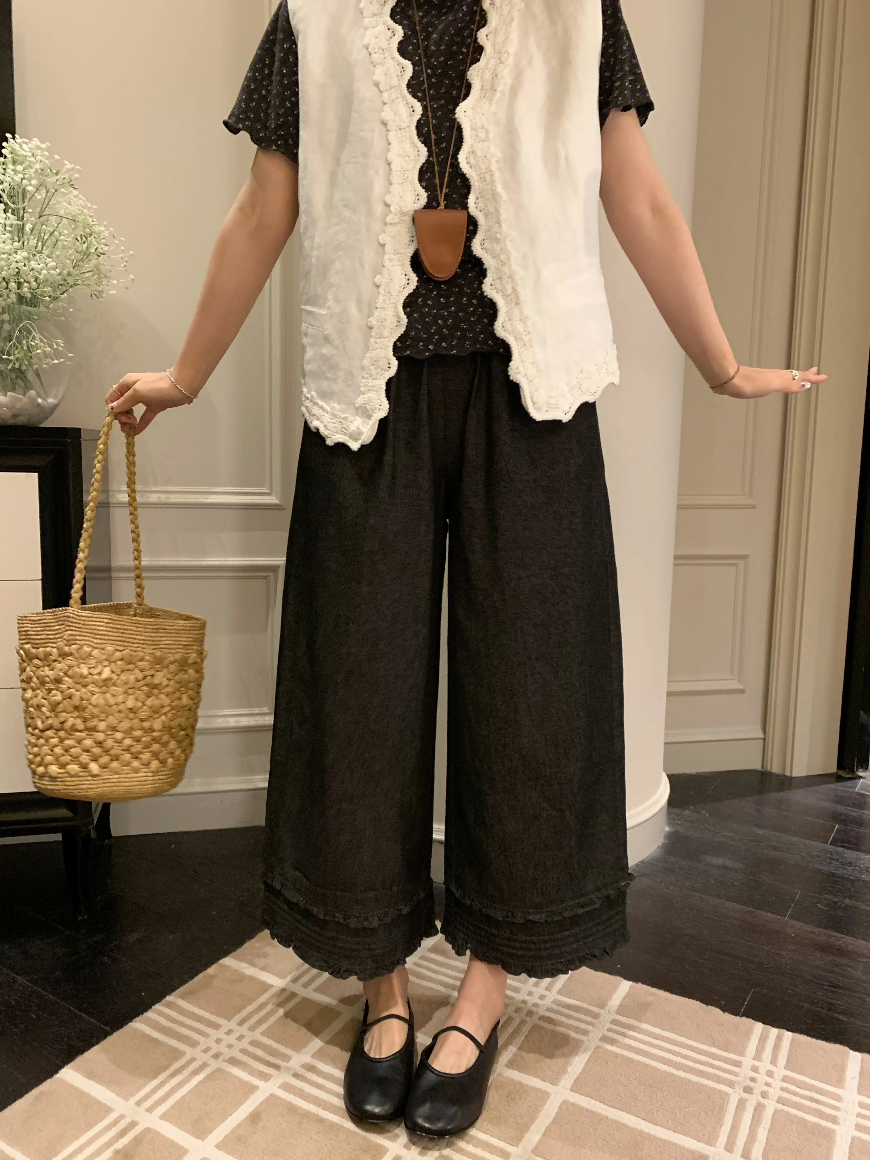 Xubeng Blue Ruffle Hem Wide Leg Jeans Women's Summer Vintage Japanese Style Elastic Waist Straight Cut Slimming Denim Pants
Xubeng Blue Ruffle Hem Wide Leg Jeans Women's Summer Vintage Japanese Style Elastic Waist Straight Cut Slimming Denim Pants