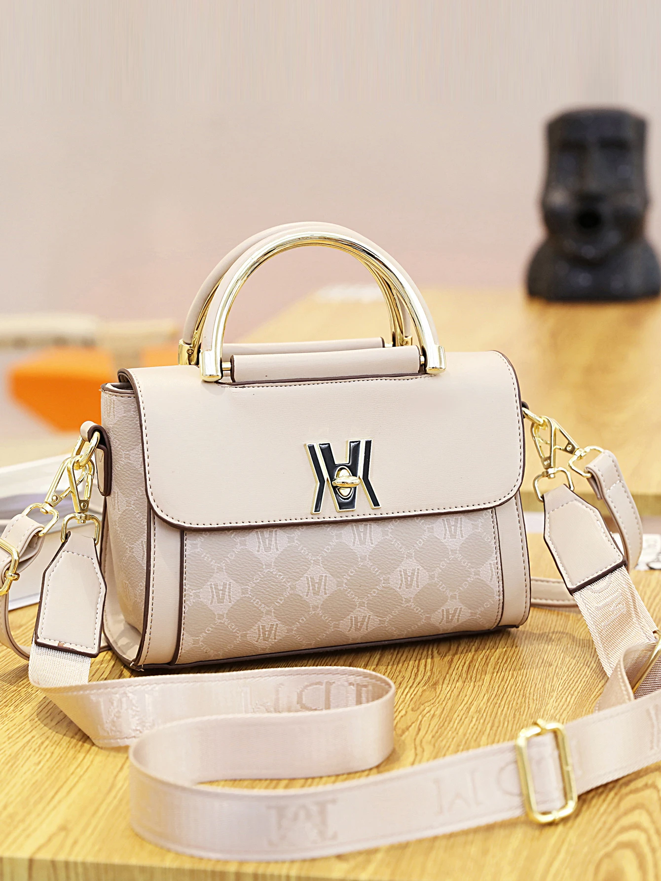 The new fashion vintage trend printed women's handbag, the texture of every single shoulder crossbody bag
The new fashion vintage trend printed women's handbag, the texture of every single shoulder crossbody bag