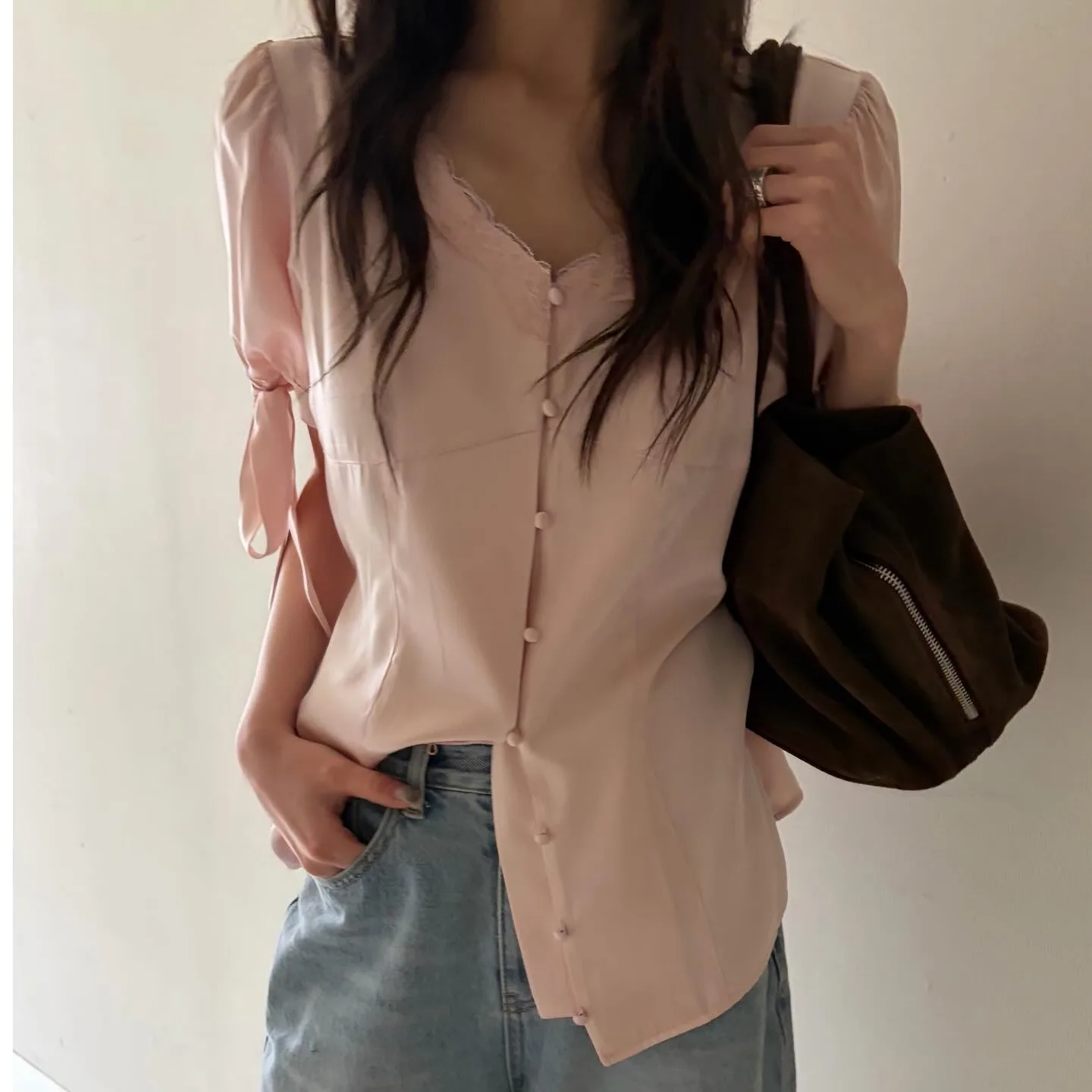Chic Korean Style Slimming Short Sleeve Shirt V-Neck Lace Trim Bubble Sleeve Fashionable Top Women's Summer Fashion 2026
Chic Korean Style Slimming Short Sleeve Shirt V-Neck Lace Trim Bubble Sleeve Fashionable Top Women's Summer Fashion 2026