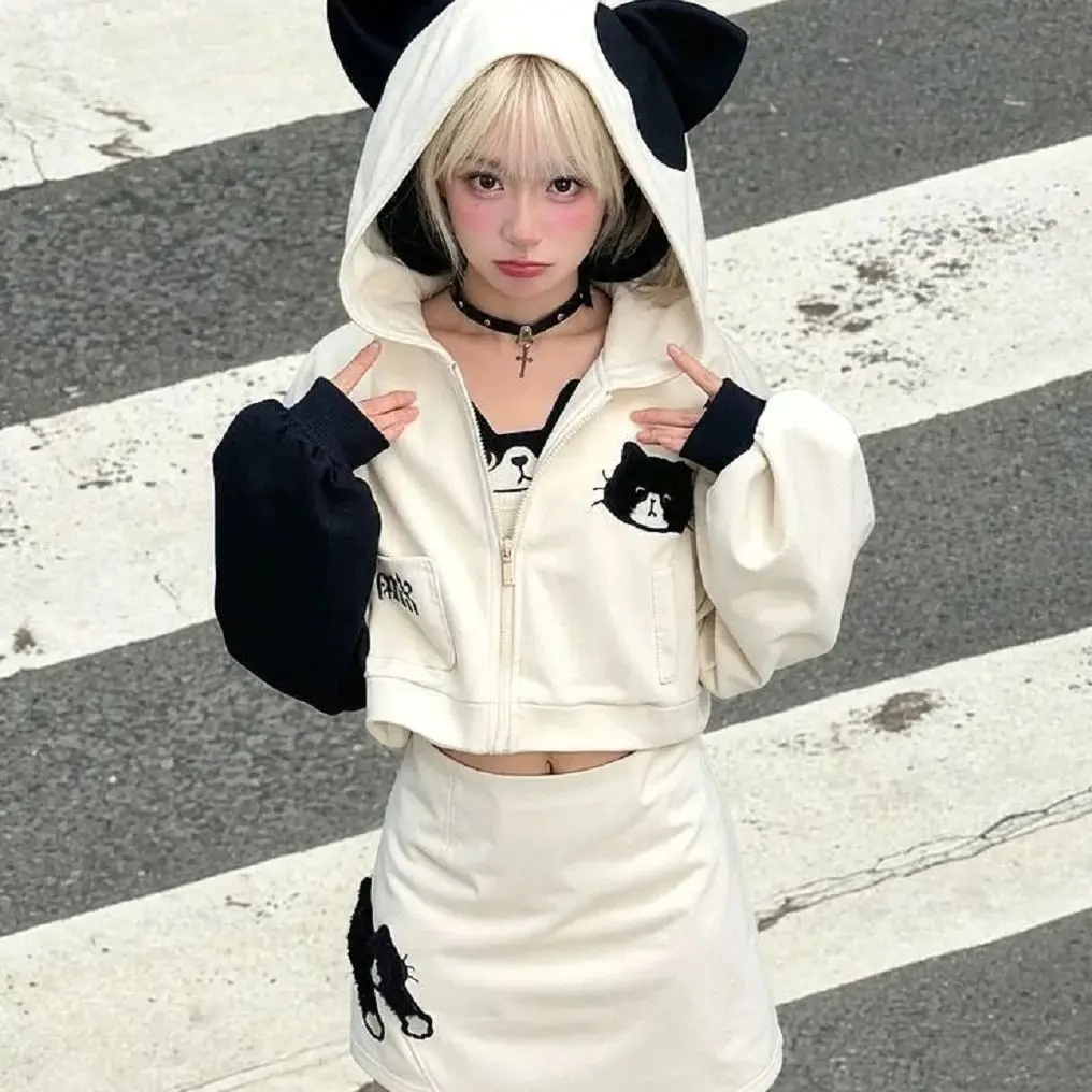 Three-Piece Set 2025 Early Spring New Cartoon Cat Hooded Sweatshirt Jacket Suspender Short Skirt Women'S Design Suit
Three-Piece Set 2025 Early Spring New Cartoon Cat Hooded Sweatshirt Jacket Suspender Short Skirt Women'S Design Suit
