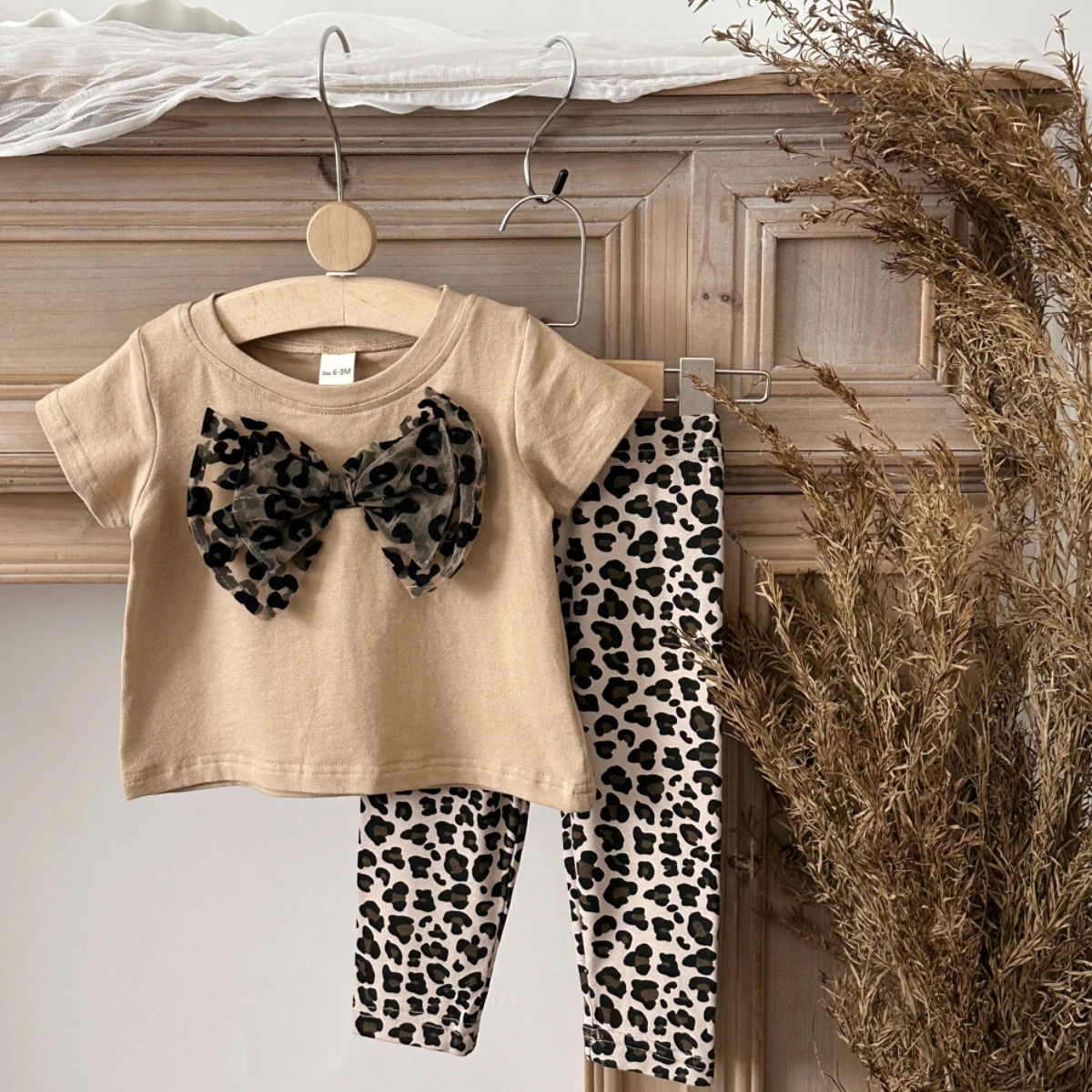 Summer Girls Short Sleeve Round Neck T-shirt Tops+leopard Print Trousers Babys Summer Fashion Sweet Bow Childrens Set 0-3Y
Summer Girls Short Sleeve Round Neck T-shirt Tops+leopard Print Trousers Babys Summer Fashion Sweet Bow Childrens Set 0-3Y