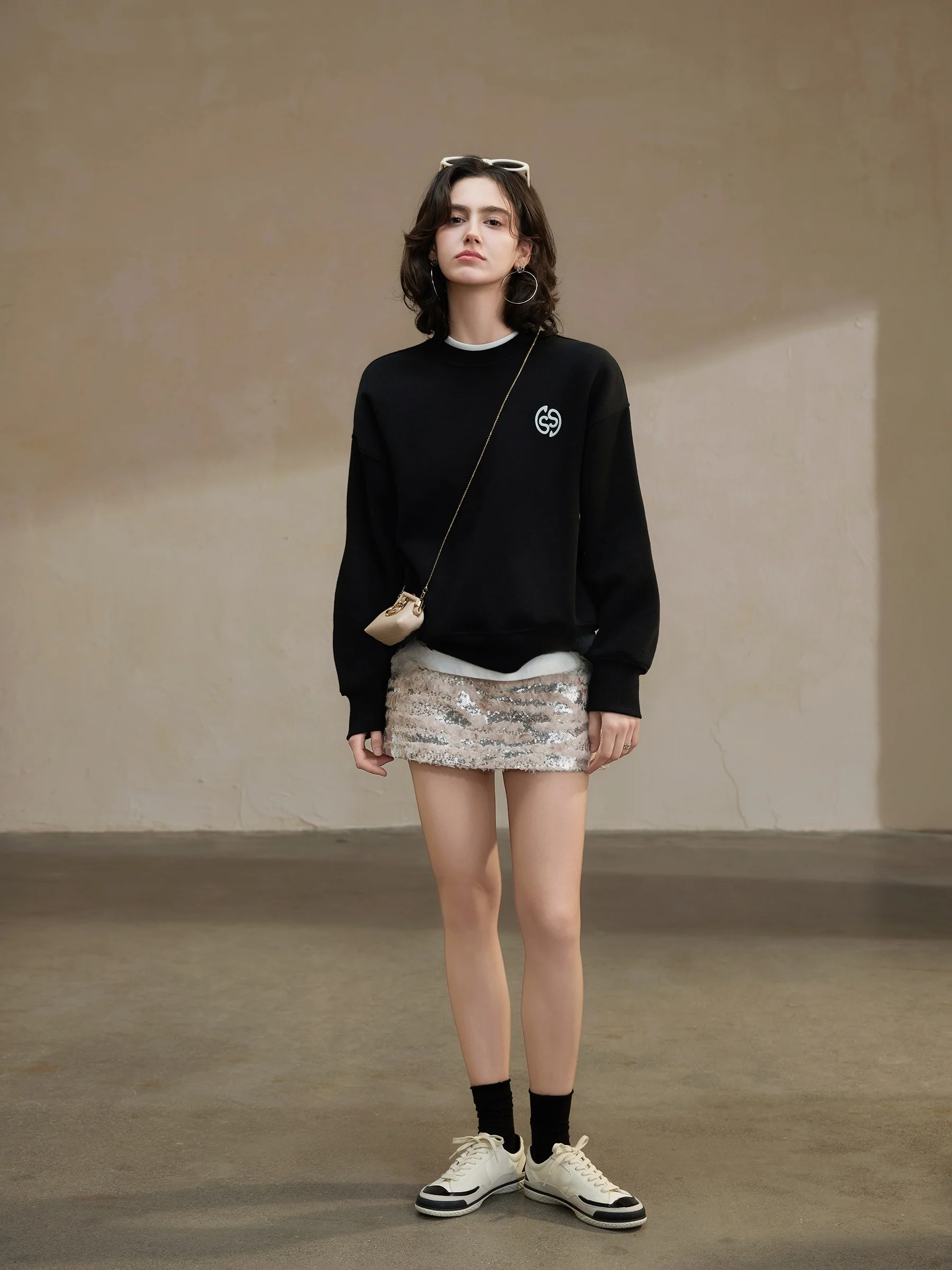 Классический круглый свитшот свободного кроя из чистого хлопка, простой, женский, повседневный, можно носить как нижний слой или как самостоятельную вещь.
Классический круглый свитшот свободного кроя из чистого хлопка, простой, женский, повседневный, можно носить как нижний слой или как самостоятельную вещь.