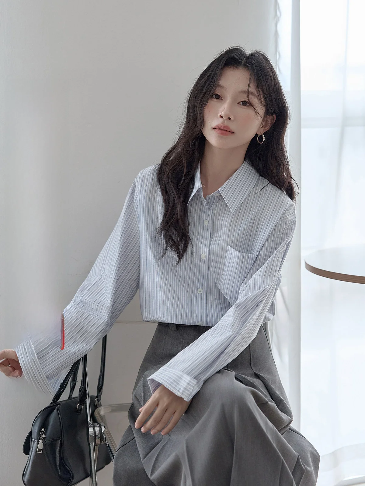 Синяя полосатая женская рубашка HUIXI Весна 2026 с воротником, универсальный дизайн, дышащая, комфортная, в корейском стиле, с длинным рукавом
Синяя полосатая женская рубашка HUIXI Весна 2026 с воротником, универсальный дизайн, дышащая, комфортная, в корейском стиле, с длинным рукавом