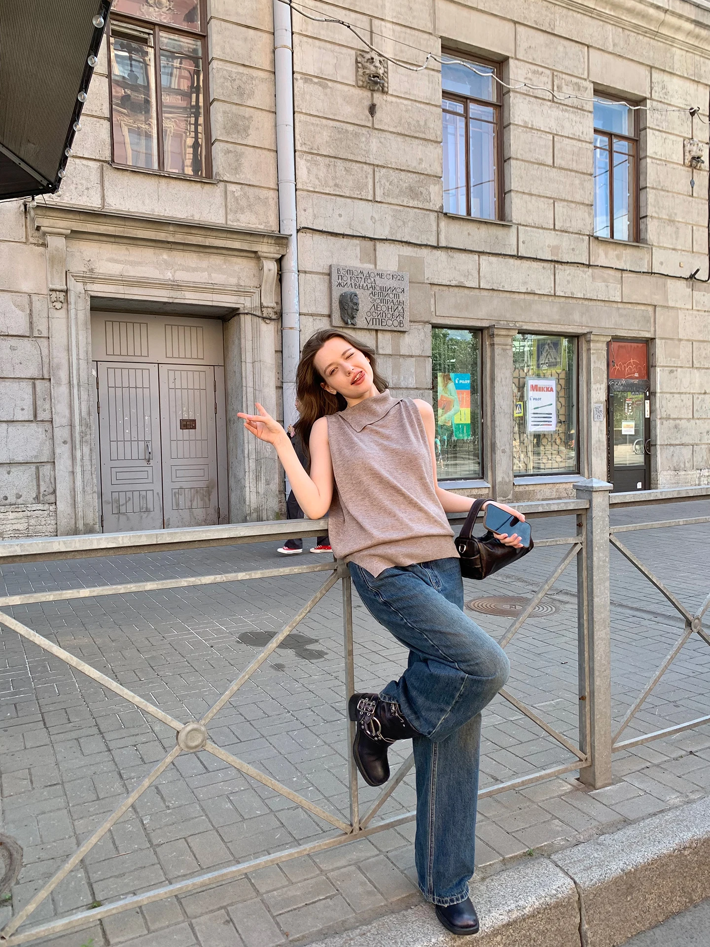 Асимметричный шерстяной вязаный жилет-топ в стиле шик, цвета брауни-латте, из чистой шерсти, свободного кроя, однотонный, осенний, стандартный размер
Асимметричный шерстяной вязаный жилет-топ в стиле шик, цвета брауни-латте, из чистой шерсти, свободного кроя, однотонный, осенний, стандартный размер