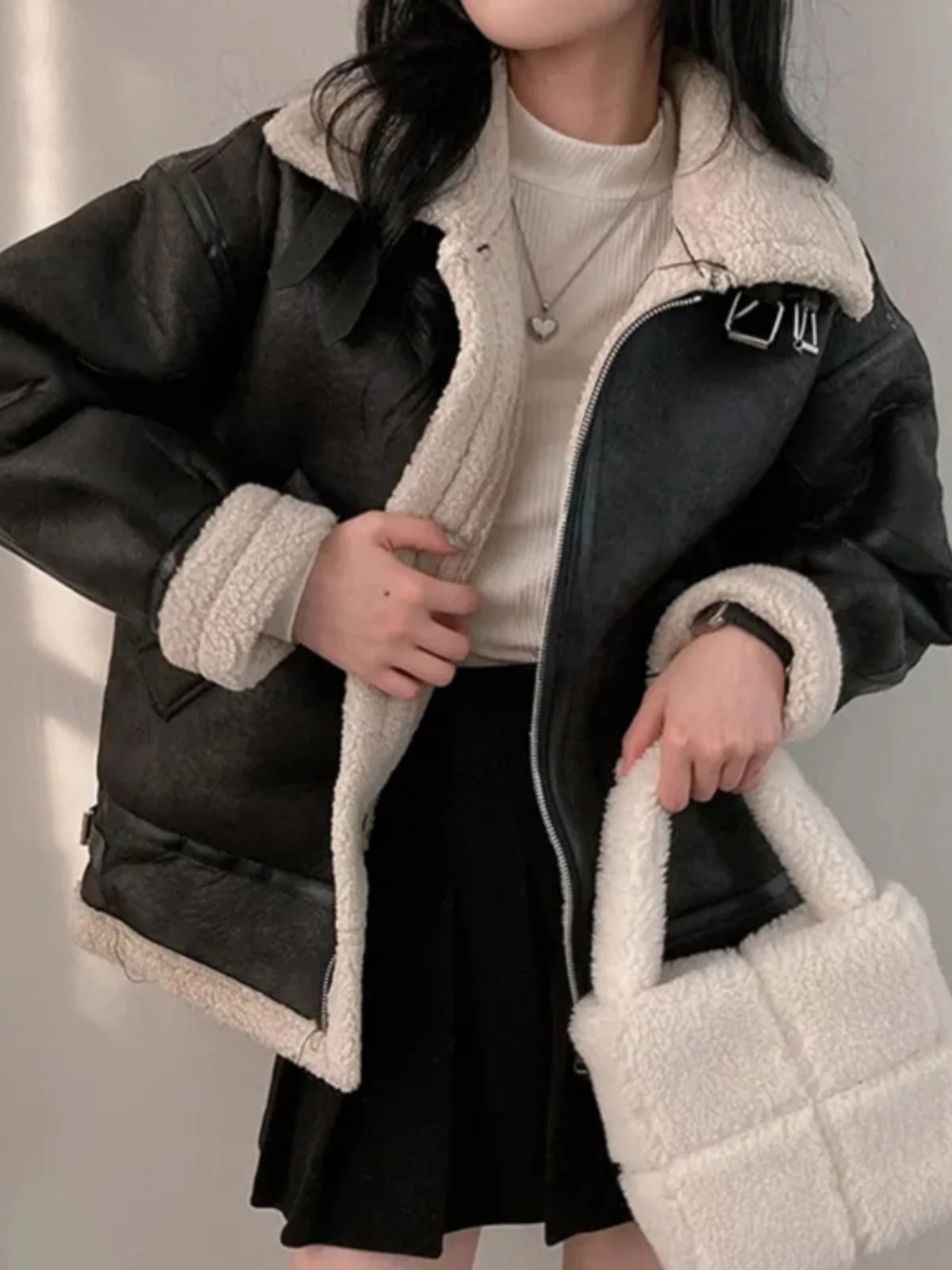 Зимняя модная куртка из овечьей шерсти для женщин, в мотоциклетном стиле, с интегрированной кожаной и меховой отделкой, маленького размера, для повседневной носки, корейская версия
Зимняя модная куртка из овечьей шерсти для женщин, в мотоциклетном стиле, с интегрированной кожаной и меховой отделкой, маленького размера, для повседневной носки, корейская версия