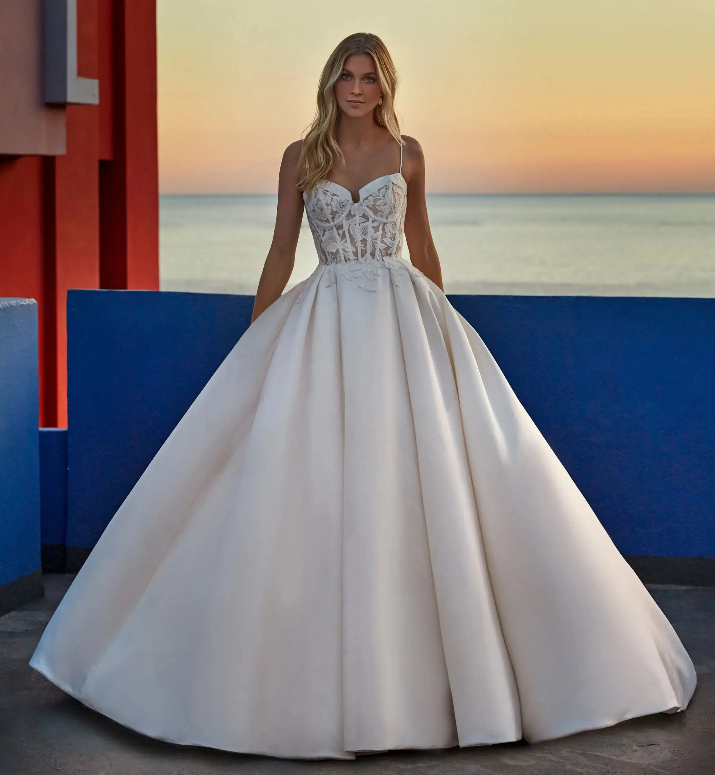 Vintage Ball Gown Wedding Dresses Lace Appliques Sleeveless Satin Bridal Gowns Sexy Long Train Customized Vestidos De Mariee
Vintage Ball Gown Wedding Dresses Lace Appliques Sleeveless Satin Bridal Gowns Sexy Long Train Customized Vestidos De Mariee