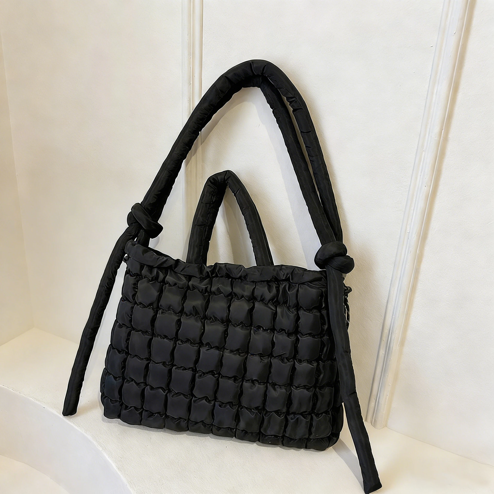 Женская повседневная сумка через плечо, большая вместимость для хранения, подходит для путешествий, отпуска и деловых поездок.
Женская повседневная сумка через плечо, большая вместимость для хранения, подходит для путешествий, отпуска и деловых поездок.