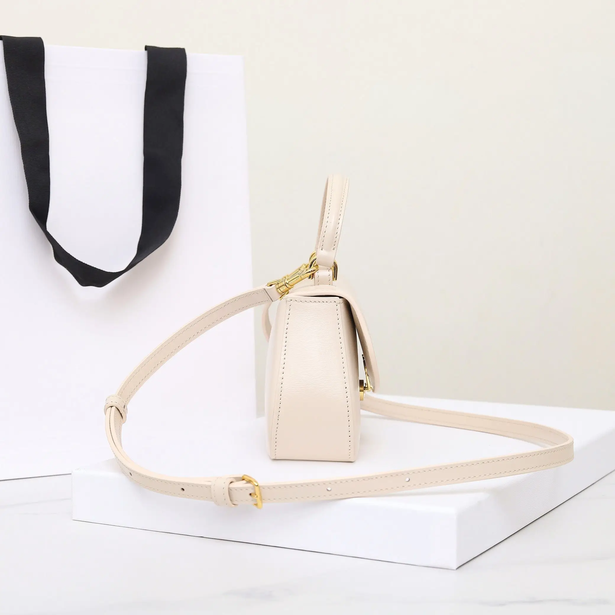 City Trend Female Commuter Purse Solid Faux Leather Crossbody Shoulder Top Handle Office Leisure Bag
City Trend Female Commuter Purse Solid Faux Leather Crossbody Shoulder Top Handle Office Leisure Bag