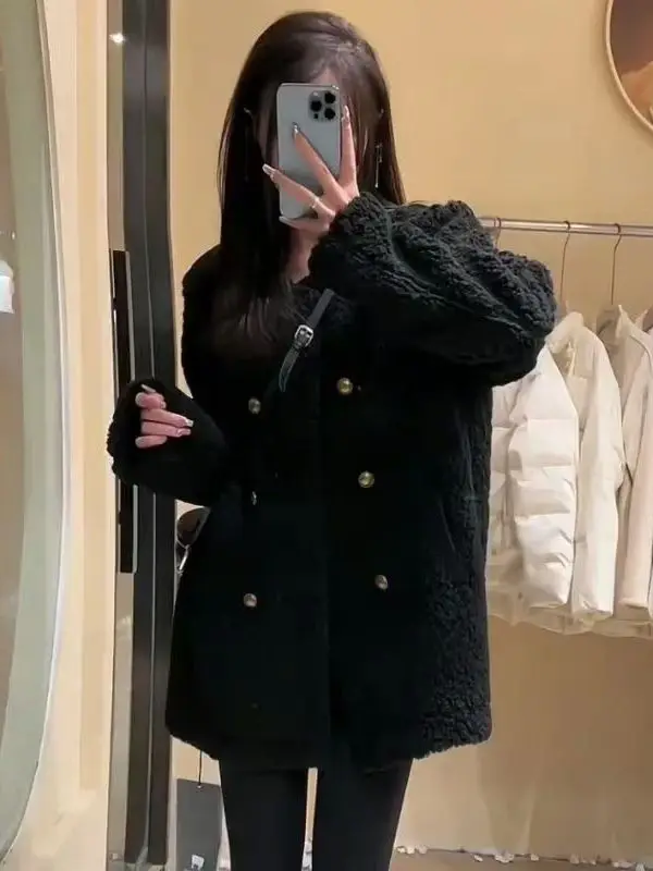 Утепленное пальто из овечьего бархата для женщин, свободного кроя, с двойным рядом пуговиц, однотонное, в стиле ретро, осенне-зимняя новинка, верхняя одежда
Утепленное пальто из овечьего бархата для женщин, свободного кроя, с двойным рядом пуговиц, однотонное, в стиле ретро, осенне-зимняя новинка, верхняя одежда