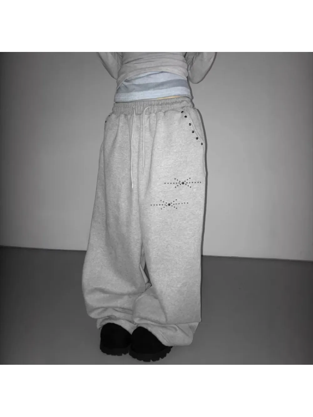 Y2K Retro Harajuku Straight Leg Sports Pants Lace-Up Street Style Hip-Hop Casual Fashionable 2026 New Hot Stamping
Y2K Retro Harajuku Straight Leg Sports Pants Lace-Up Street Style Hip-Hop Casual Fashionable 2026 New Hot Stamping