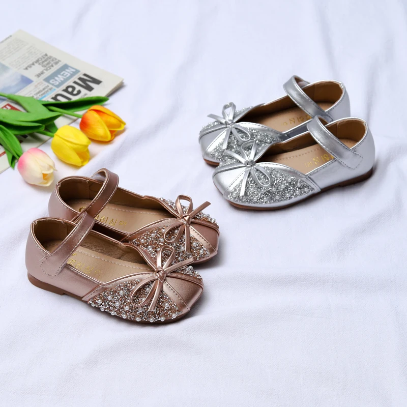 Girls' Shiny Rhinestone Bow Leather Dance Shoes Lightweight Anti-Slip Fashionable Versatile Children's Footwear 21-35
Girls' Shiny Rhinestone Bow Leather Dance Shoes Lightweight Anti-Slip Fashionable Versatile Children's Footwear 21-35