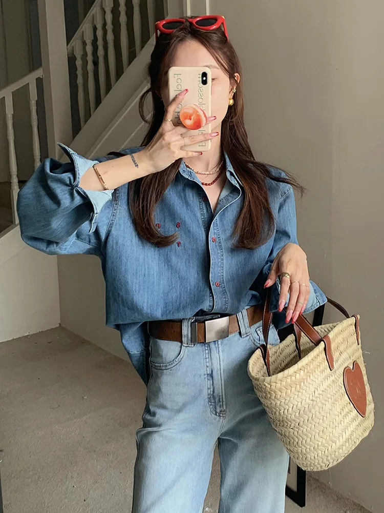 Ретро-рубашка с вышитым воротником из денима, повседневная, свободного кроя, утягивающая, для ношения под одеждой, весна 2025, новая коллекция, женская, модная, хлопковая.
Ретро-рубашка с вышитым воротником из денима, повседневная, свободного кроя, утягивающая, для ношения под одеждой, весна 2025, новая коллекция, женская, модная, хлопковая.