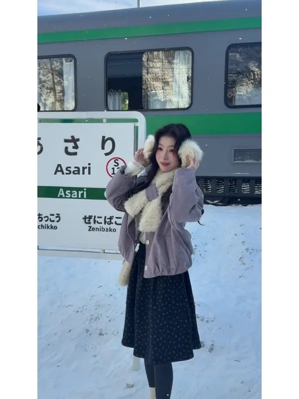 Purple Elegance Short Cotton Jacket Women's Winter New Long Sleeve Warmth Coat Outerwear Fluffy Neck Scarf Fashionable Style
Purple Elegance Short Cotton Jacket Women's Winter New Long Sleeve Warmth Coat Outerwear Fluffy Neck Scarf Fashionable Style