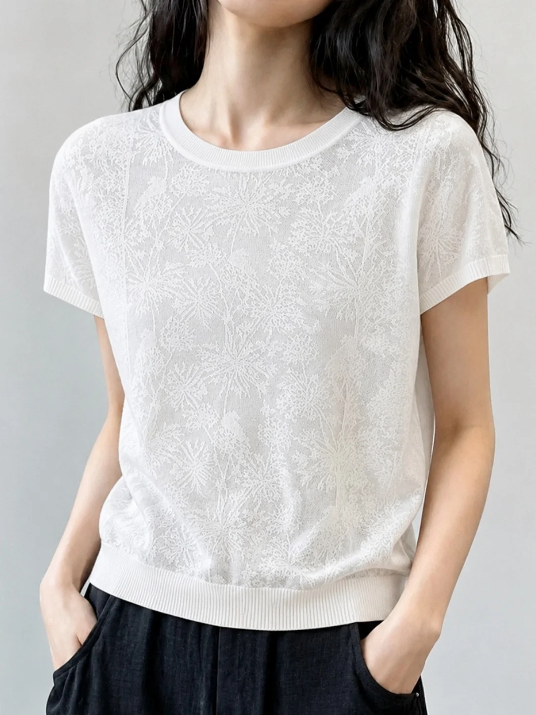 Minimalist Style Ice Silk Knitted round Neck Short Sleeve Top Fashionable Loose Comfortable Summer Fashion Women's Silk Shirt
Minimalist Style Ice Silk Knitted round Neck Short Sleeve Top Fashionable Loose Comfortable Summer Fashion Women's Silk Shirt