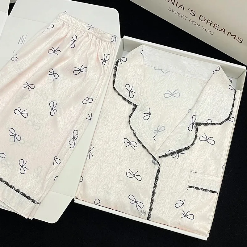 2024 Summer Fashion Ladies Sweet Satin Silk Print Pajama Set Short Sleeve + Pants Ladies Ice Silk Cute Home Casual Wear
2024 Summer Fashion Ladies Sweet Satin Silk Print Pajama Set Short Sleeve + Pants Ladies Ice Silk Cute Home Casual Wear