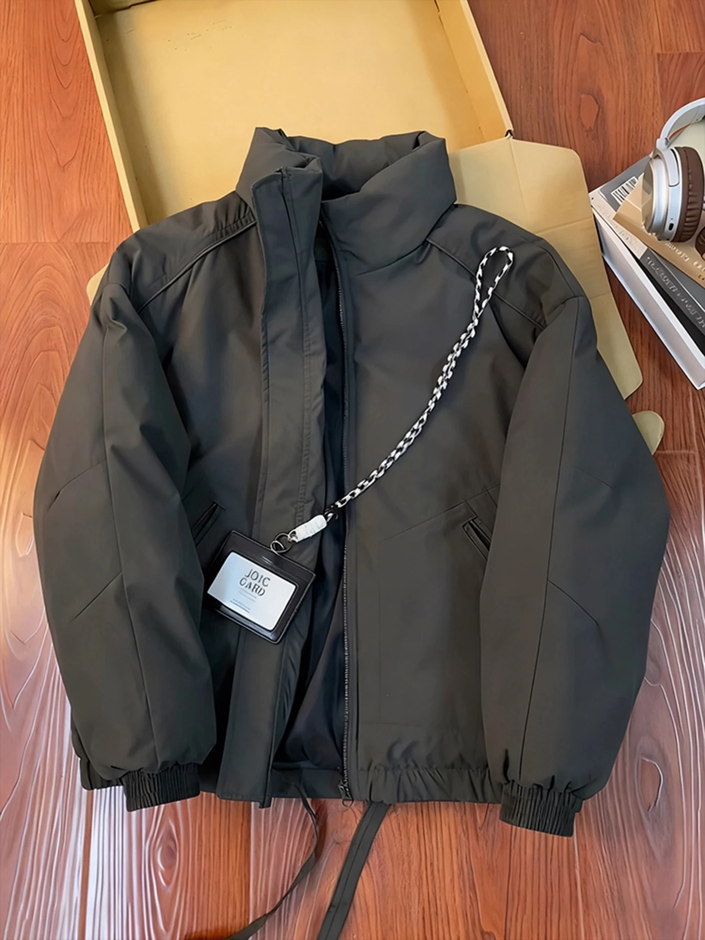 Мужская зимняя куртка-бомбер American Style: утепленная, ветрозащитная, с воротником-стойкой, на молнии, с длинными рукавами, повседневная, из хлопка
Мужская зимняя куртка-бомбер American Style: утепленная, ветрозащитная, с воротником-стойкой, на молнии, с длинными рукавами, повседневная, из хлопка