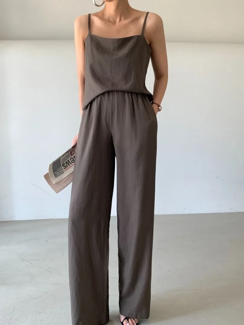Pure Color Vest Strap Women's High Waist Pleated Casual Pants Set Summer New Retro Simple Square Collar Clothing Ensemble
Pure Color Vest Strap Women's High Waist Pleated Casual Pants Set Summer New Retro Simple Square Collar Clothing Ensemble