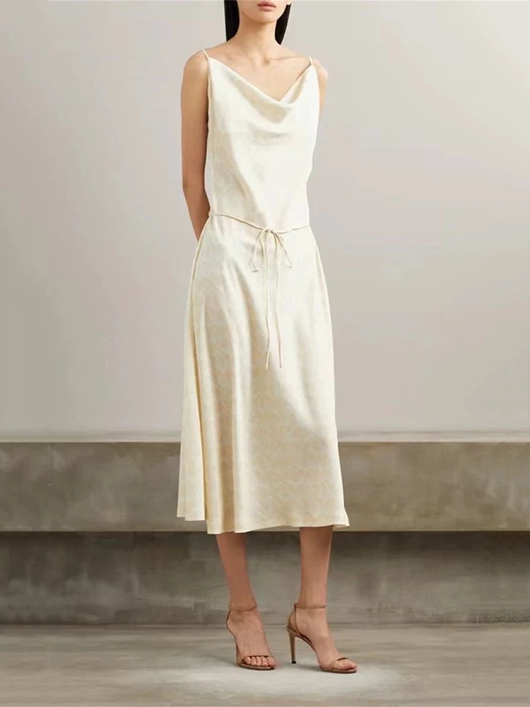 Printed halter backless long dresses temperament elegant satin swing collar tie waist slimming ladies dress 2024 summer new
Printed halter backless long dresses temperament elegant satin swing collar tie waist slimming ladies dress 2024 summer new
