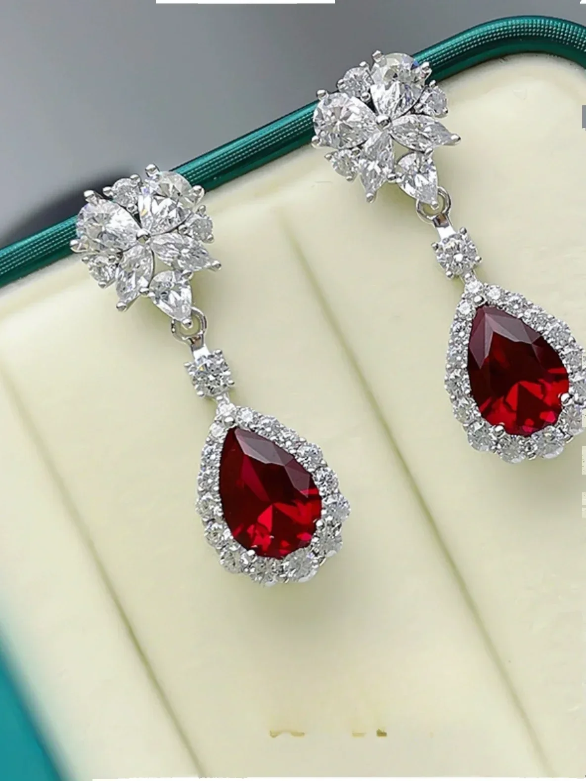 Универсальные серьги Red Treasure, популярные в Интернете, модные и элегантные стильные серьги, свадебные украшения из чистого серебра
Универсальные серьги Red Treasure, популярные в Интернете, модные и элегантные стильные серьги, свадебные украшения из чистого серебра