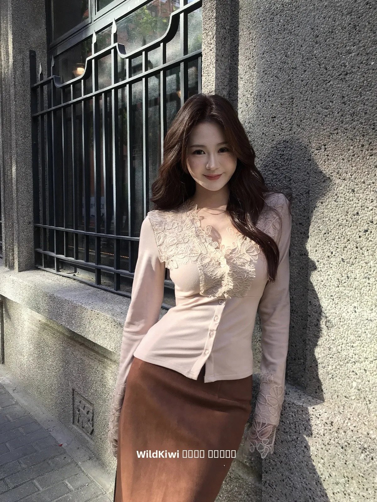 Женский вязаный свитер Wild Kiwi с кружевными вставками, осенне-зимний, с V-образным вырезом, приталенный, базовый топ в корейском стиле, с пуговицами, длинный рукав
Женский вязаный свитер Wild Kiwi с кружевными вставками, осенне-зимний, с V-образным вырезом, приталенный, базовый топ в корейском стиле, с пуговицами, длинный рукав