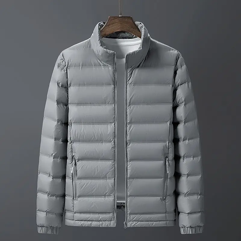 Легкая пуховая хлопковая куртка для мужчин, зимняя теплая одежда с воротником-стойкой, новинка 2023 года, большие размеры, модная мужская одежда для межсезонья, защита от потерь объема
Легкая пуховая хлопковая куртка для мужчин, зимняя теплая одежда с воротником-стойкой, новинка 2023 года, большие размеры, модная мужская одежда для межсезонья, защита от потерь объема