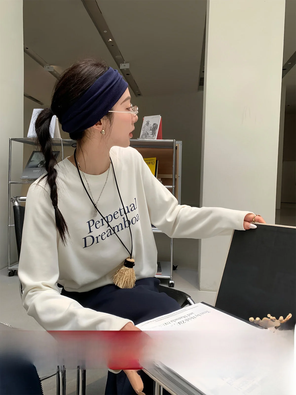 Женская зимняя футболка Ouyang с цветочным принтом, длинным рукавом и круглым вырезом, свободного кроя, в американском ретро-стиле, для повседневной носки, винтажная, из хлопка.
Женская зимняя футболка Ouyang с цветочным принтом, длинным рукавом и круглым вырезом, свободного кроя, в американском ретро-стиле, для повседневной носки, винтажная, из хлопка.