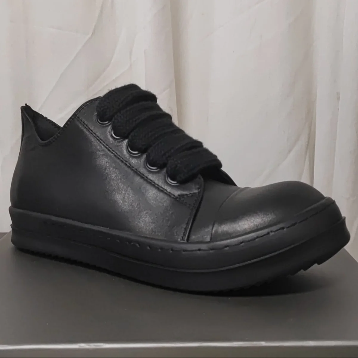 Ro Men Shoe Black Leather Low Top Shoe Casual Sneaker Full Black Cowhide Jumbo Laces Women Sneakers White Flat Shoes&Boots
Ro Men Shoe Black Leather Low Top Shoe Casual Sneaker Full Black Cowhide Jumbo Laces Women Sneakers White Flat Shoes&Boots