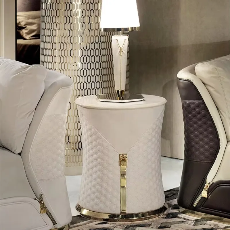 Мебель для гостиной: диван, приставной столик, роскошный круглый кофейный столик с кожаной обивкой
Мебель для гостиной: диван, приставной столик, роскошный круглый кофейный столик с кожаной обивкой