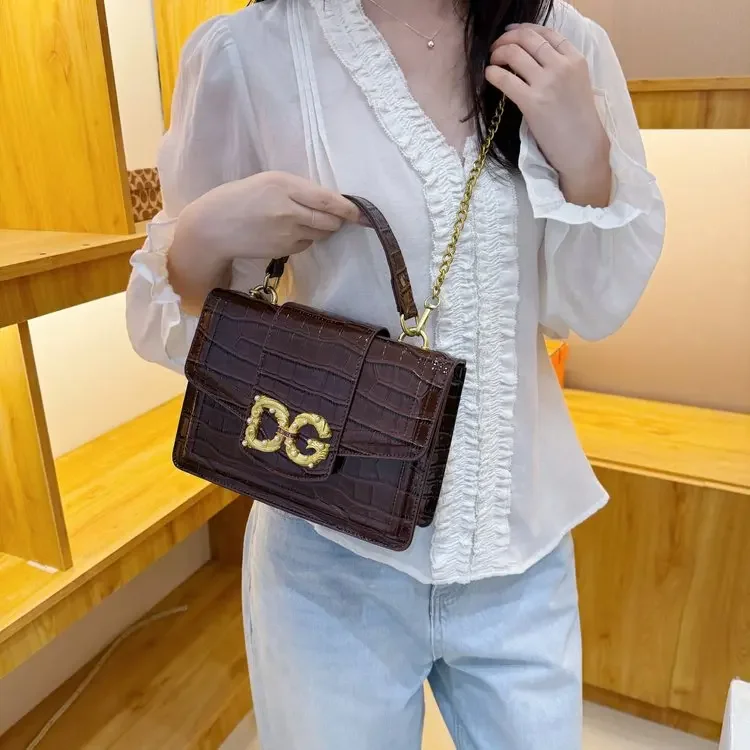 New Fashion Crocodile Pattern Women's Large Capacity Shoulder Cross Shoulder Handbag Famous Luxury Designer Letter Diaper Bag
New Fashion Crocodile Pattern Women's Large Capacity Shoulder Cross Shoulder Handbag Famous Luxury Designer Letter Diaper Bag