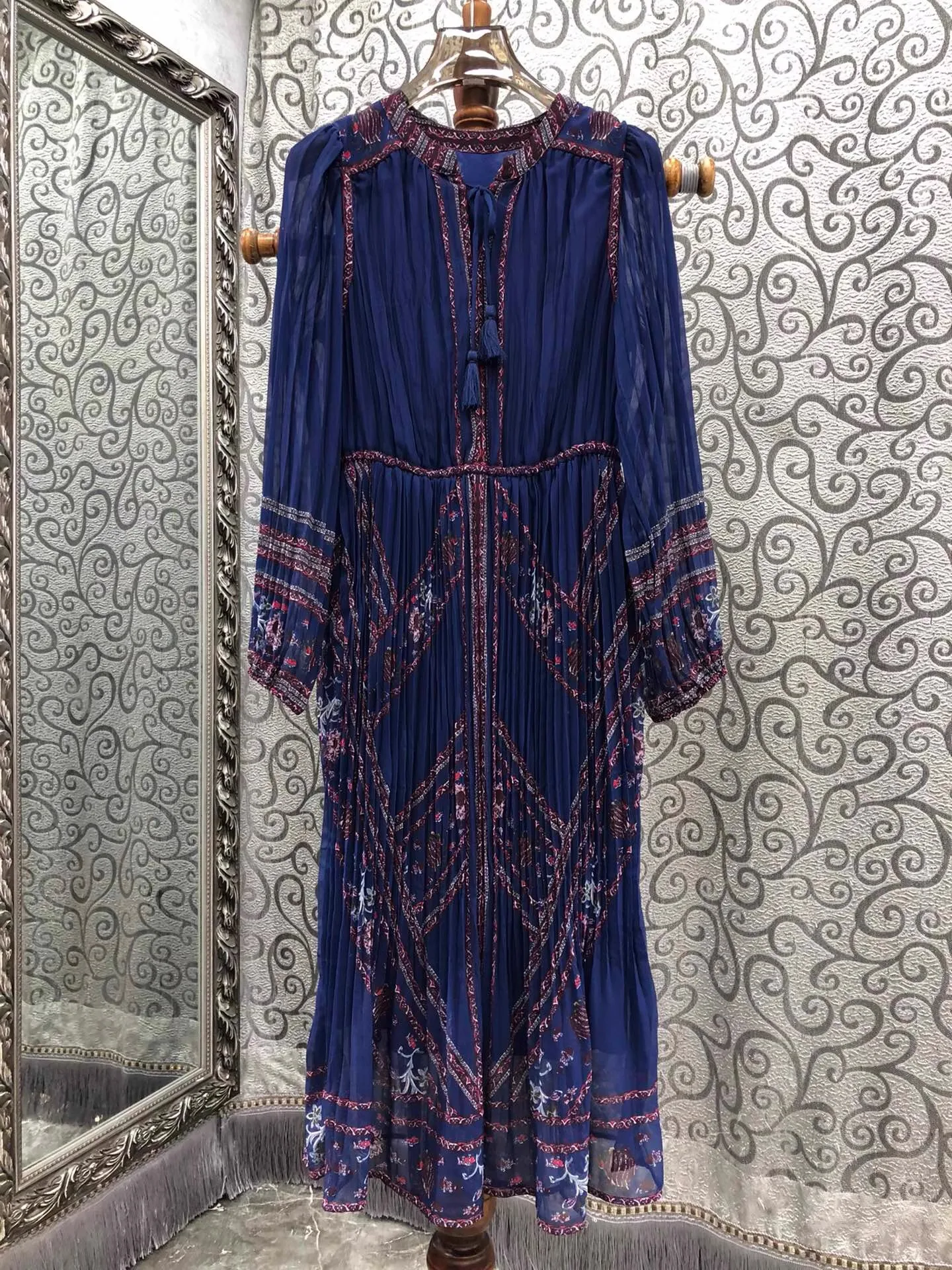 Top Quality New 2025 Spring Summer Dress Women Vintage Floral Print Patchwork Long Sleeve Mid-Calf Dark Blue Pleated Dresses
Top Quality New 2025 Spring Summer Dress Women Vintage Floral Print Patchwork Long Sleeve Mid-Calf Dark Blue Pleated Dresses
