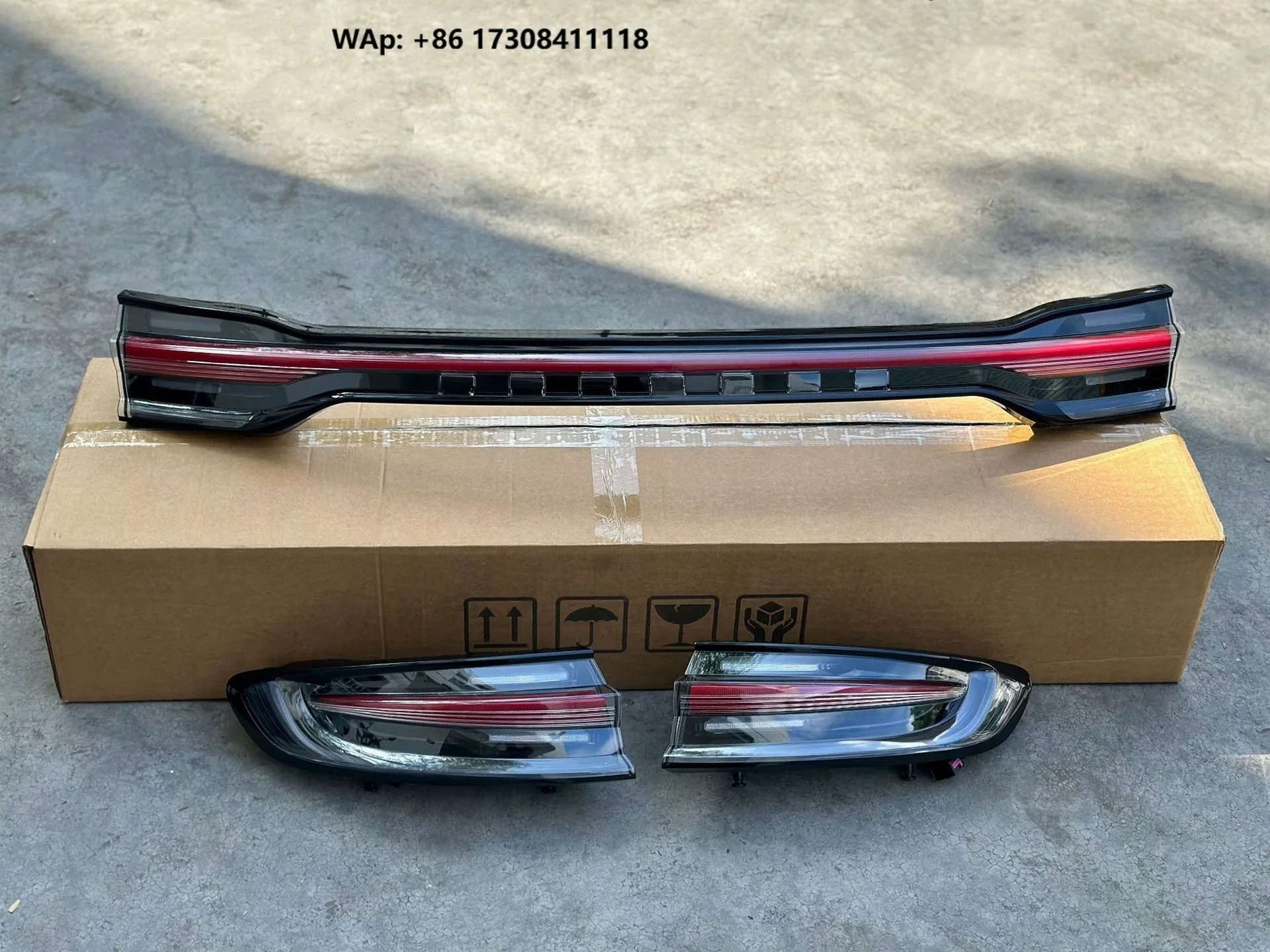 For 2014-2017 for Macan Full-Width ABS+LED Taillight Assembly Black and Red-12V No Door Replacement Version
For 2014-2017 for Macan Full-Width ABS+LED Taillight Assembly Black and Red-12V No Door Replacement Version