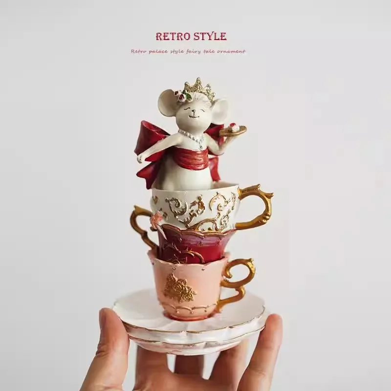 Ретро сказочная история, чайная чашка, мышь, королева, декоративная коллекция и орнамент в форме смолы
Ретро сказочная история, чайная чашка, мышь, королева, декоративная коллекция и орнамент в форме смолы