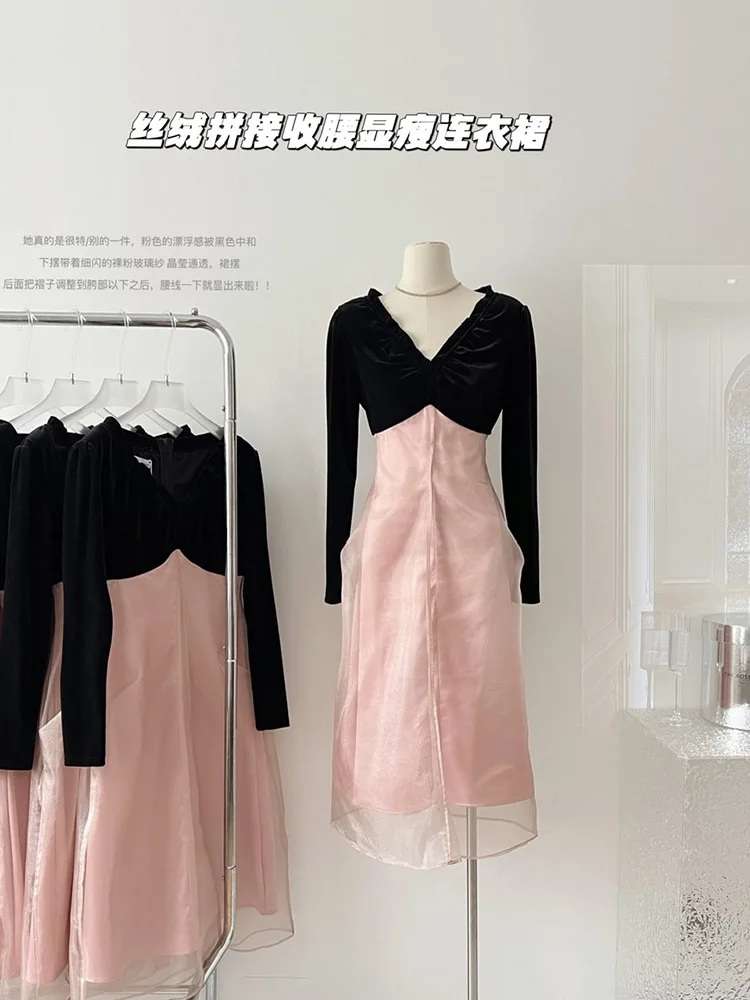 Женское облегающее платье с длинным рукавом и V-образным вырезом
Женское облегающее платье с длинным рукавом и V-образным вырезом