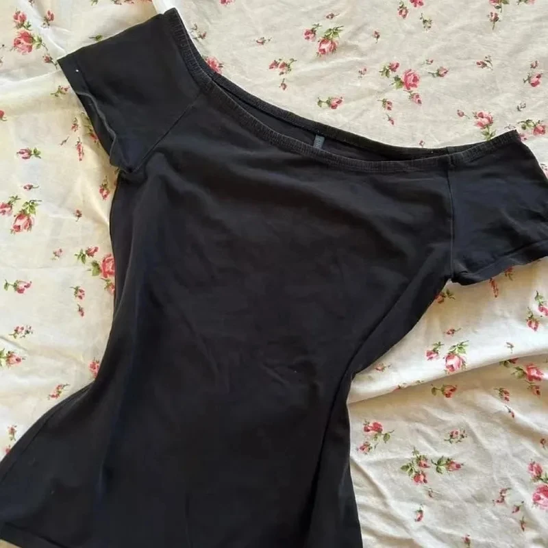 Ropa Mujer 2025: черные женские футболки с разрезом на шее и короткими рукавами, модные облегающие корейские летние топы Camisetas Y2k, сексуальная футболка
Ropa Mujer 2025: черные женские футболки с разрезом на шее и короткими рукавами, модные облегающие корейские летние топы Camisetas Y2k, сексуальная футболка