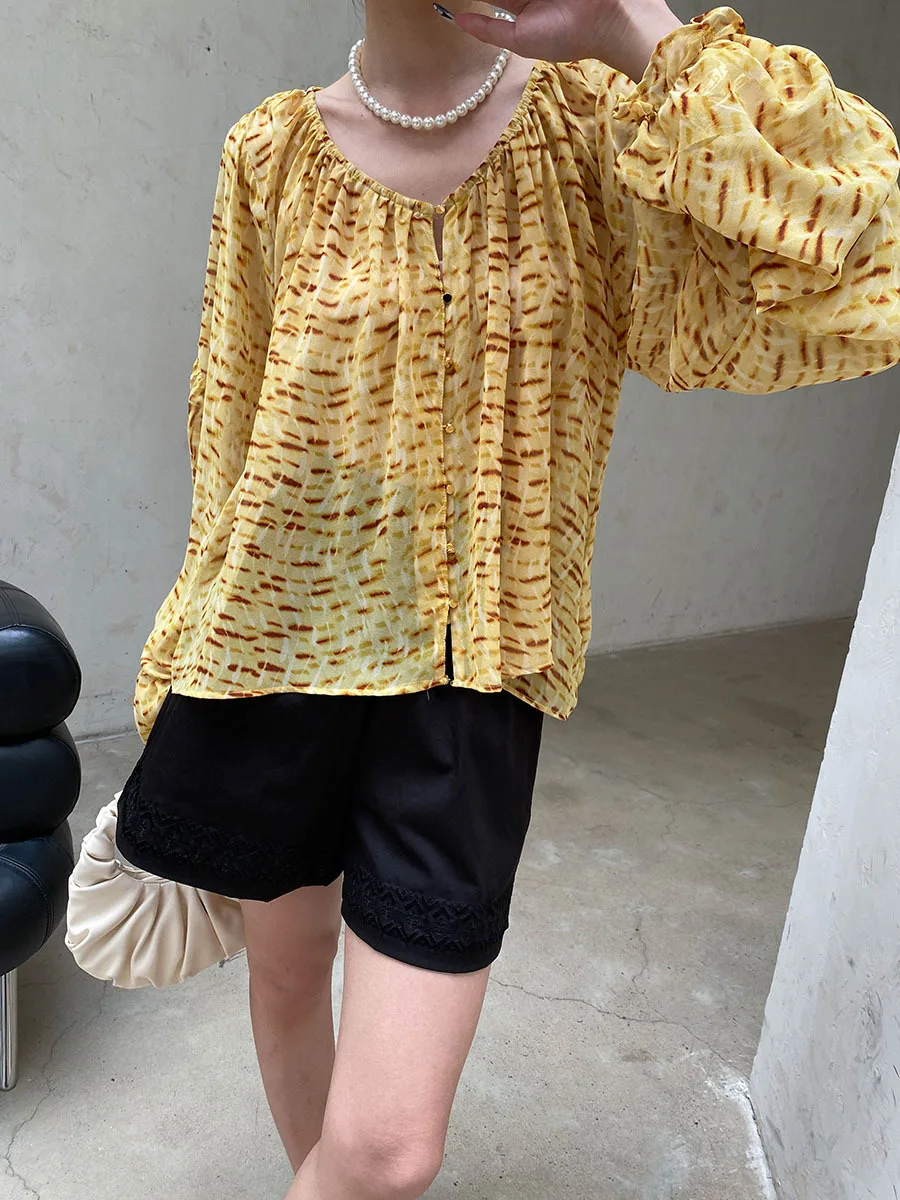 Summer women's casual pattern V-neck loose and breathable lantern sleeve shirt
Summer women's casual pattern V-neck loose and breathable lantern sleeve shirt