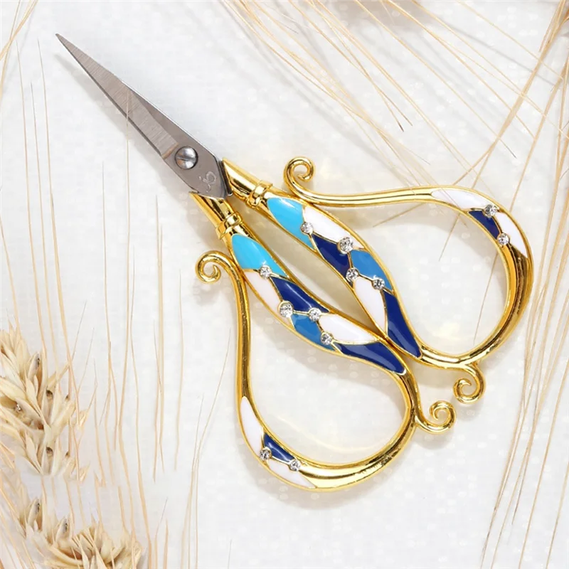 AT93-European Light Luxury Retro Painted Diamond Colored Bottle Small Scissors
AT93-European Light Luxury Retro Painted Diamond Colored Bottle Small Scissors