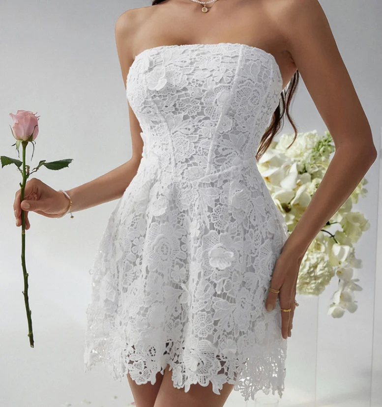 Solid color embroidery strapless slim fit short skirt evening dress women's fashion sexy 2025 summer new women's clothing
Solid color embroidery strapless slim fit short skirt evening dress women's fashion sexy 2025 summer new women's clothing