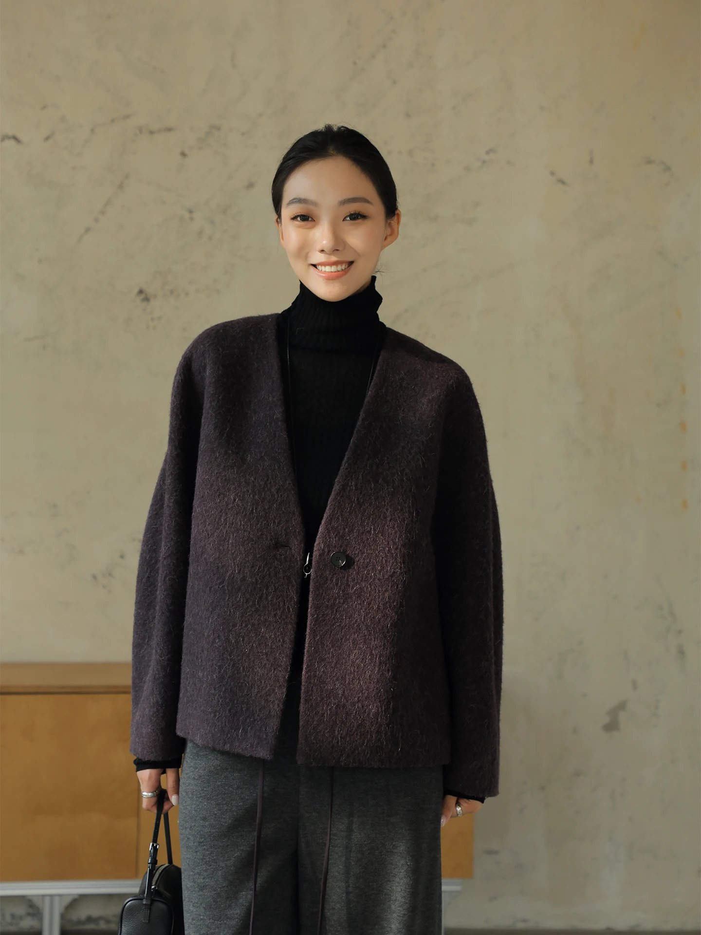 Двустороннее пальто из верблюжьего пуха, женское, свободного кроя, длинное, с V-образным вырезом, верхняя одежда для повседневной носки, утепленное, зимнее, новинка
Двустороннее пальто из верблюжьего пуха, женское, свободного кроя, длинное, с V-образным вырезом, верхняя одежда для повседневной носки, утепленное, зимнее, новинка