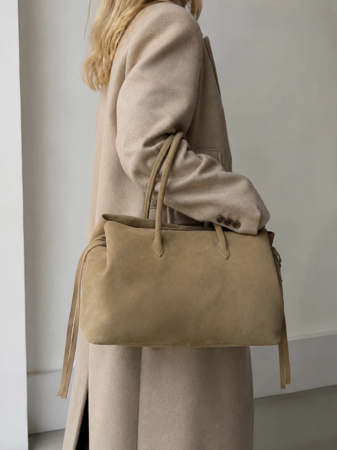 Genuine Suede Leather Tote Bag For Women Old Money Style Large Capacity Shoulder Bag Ladies Work Commute Handbag
Genuine Suede Leather Tote Bag For Women Old Money Style Large Capacity Shoulder Bag Ladies Work Commute Handbag