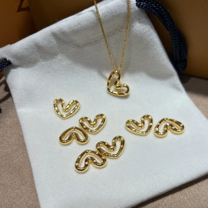 LABB Real 18K gold heart pendant Au750 gold heart circle inlaid with moissanite pendant women's boutique jewelry gift D0182
LABB Real 18K gold heart pendant Au750 gold heart circle inlaid with moissanite pendant women's boutique jewelry gift D0182