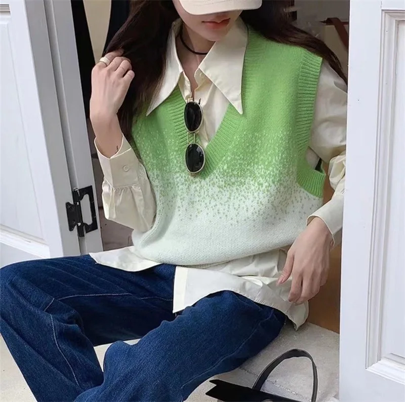 Korean Sweet Gradient Candy-colored V-neck Knitted Vest Women New Knitted Tops Autumn 2025 Design All-match Sweater Female
Korean Sweet Gradient Candy-colored V-neck Knitted Vest Women New Knitted Tops Autumn 2025 Design All-match Sweater Female